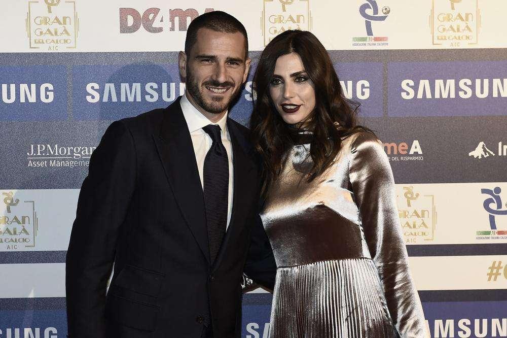 Bonucci il romantico regala mazzo di rose rosse alla moglie