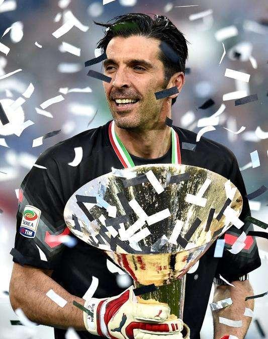 Buffon raggiunge le 900 presenze in carriera!