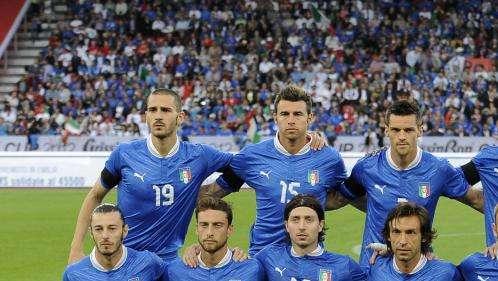 Buffon sostituito nell'intervallo: piccolo problema alla spalla