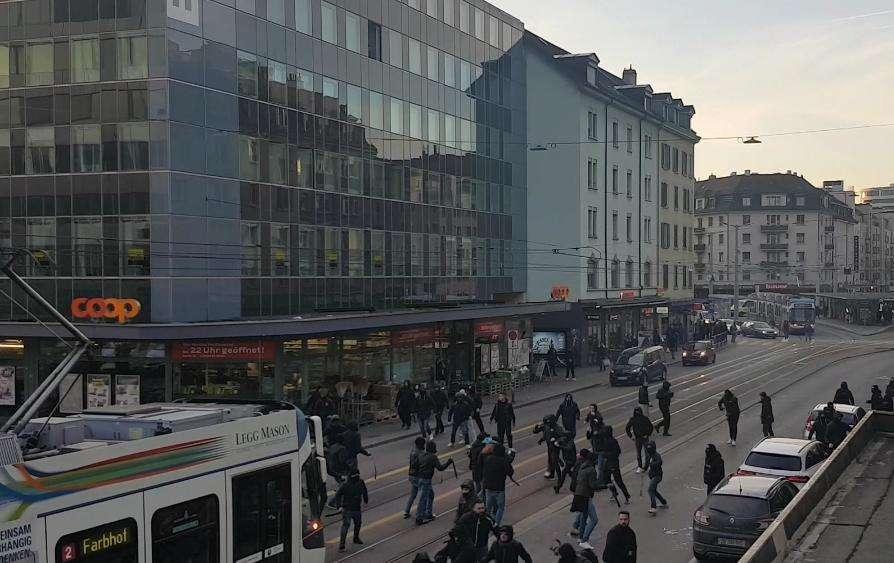 Striscione dei tifosi dell'Inter contro la Juve: "Rubare è nel vostro DNA", clima teso, interviene la polizia