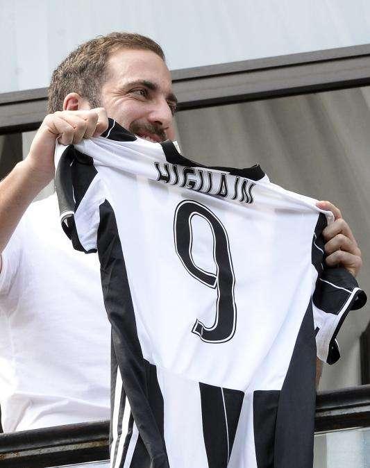 AS - La Juve prende Higuain e finanzia il mercato di Napoli, Inter e PSG