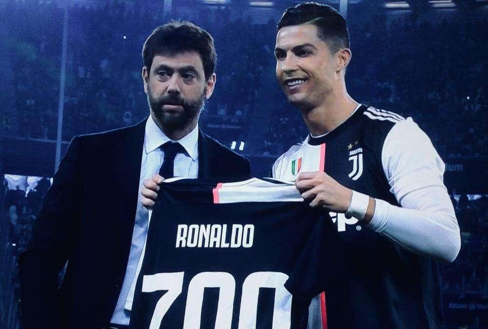 LIVE TJ - Agnelli consegna la maglia '700' a Cristiano Ronaldo