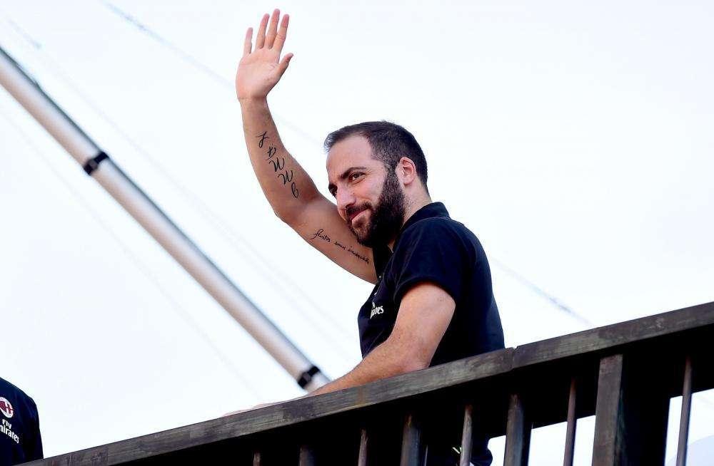 Corsera - Milan, Higuain è già un uomo spogliatoio
