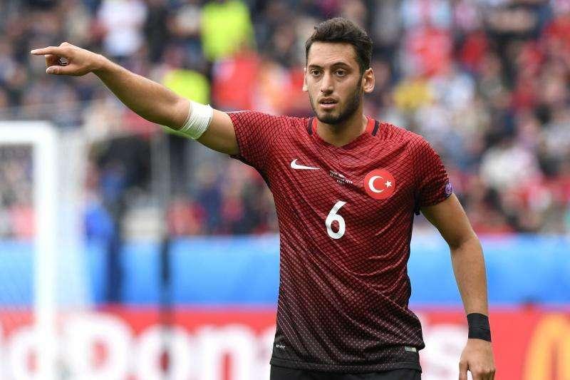 Gazzetta - Milan vicino a Calhanoglu
