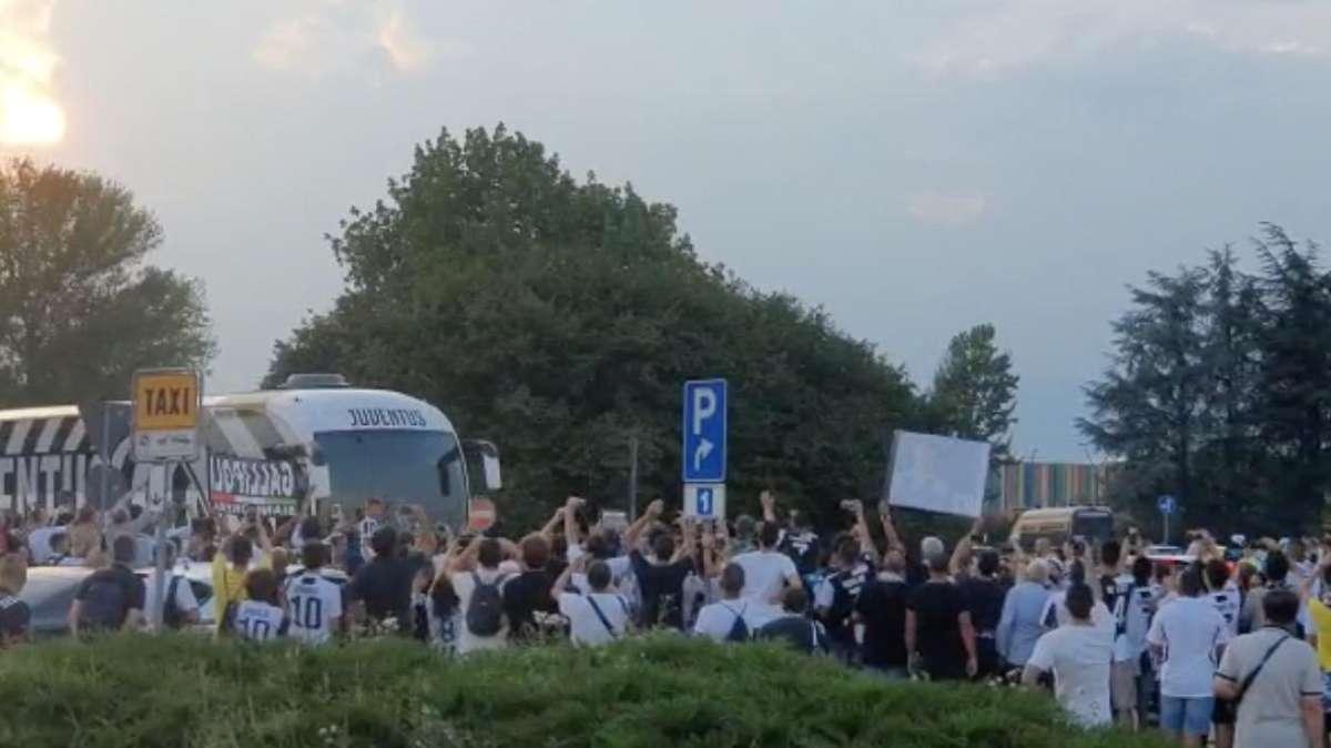 LIVE TJ - L'arrivo del pullman della Juventus. Tragitto inedito