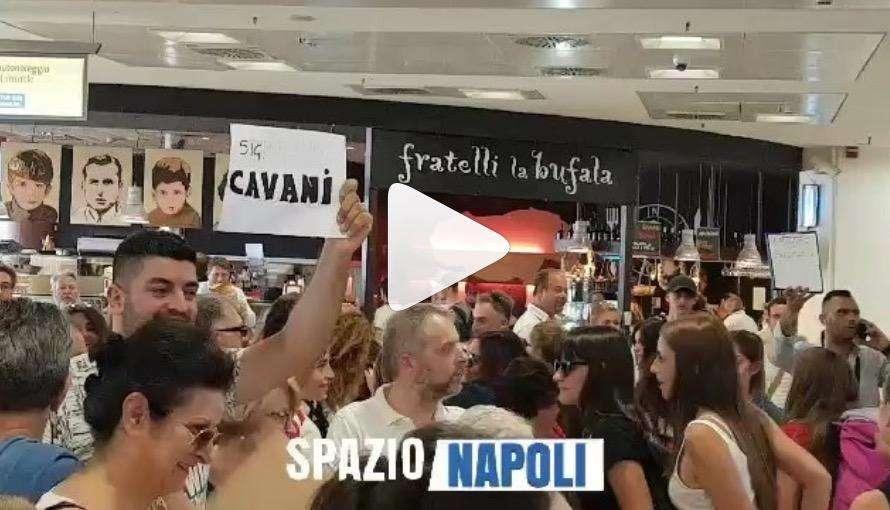 Cavani sbarca a Napoli con De Laurentiis. Una folla di tifosi ad accoglierli! (VIDEO)