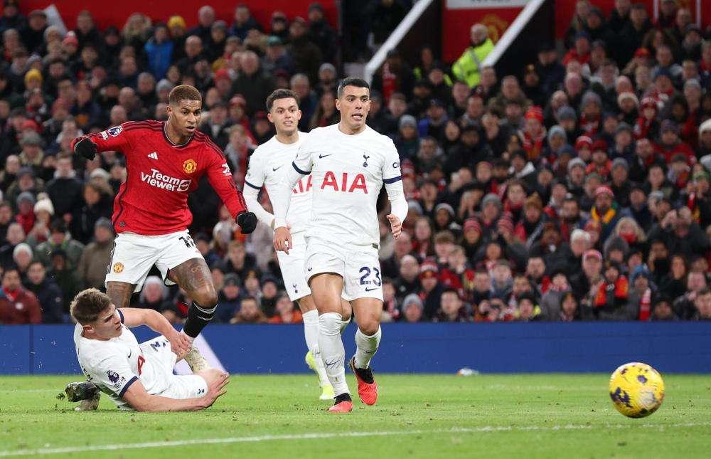 Si finge malato, maxi multa per l'attaccante dello United Rashford