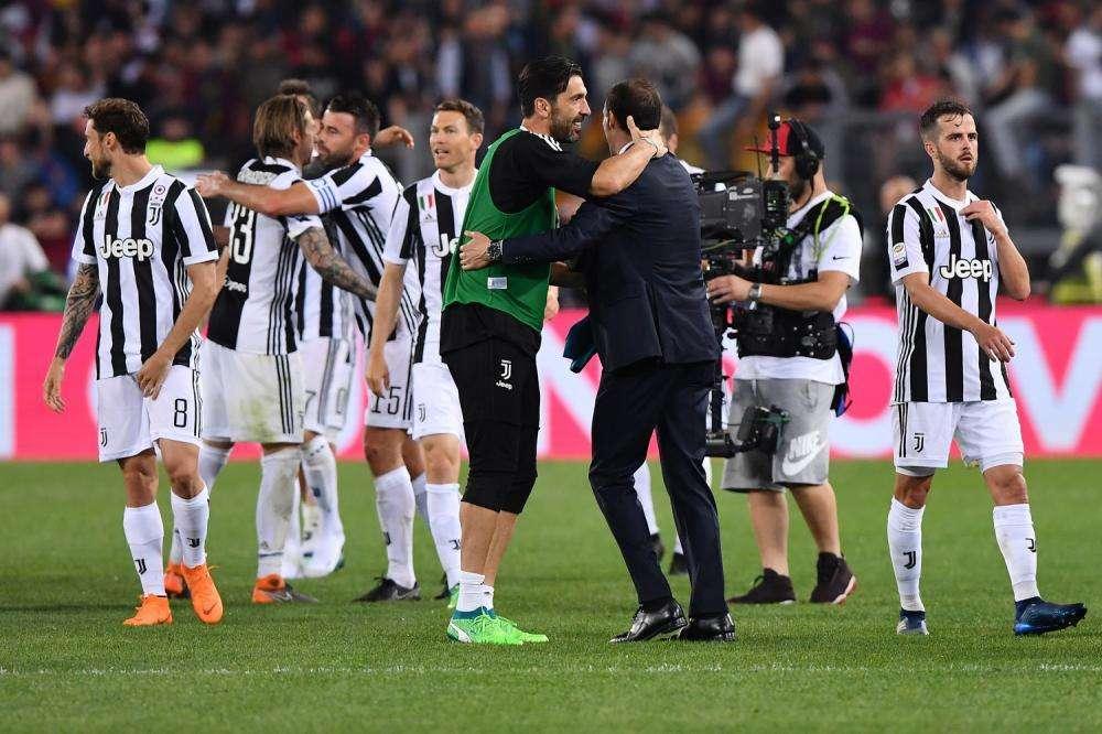 Gazzetta - Festa Juve tra carezza Agnelli e Dybala Dj