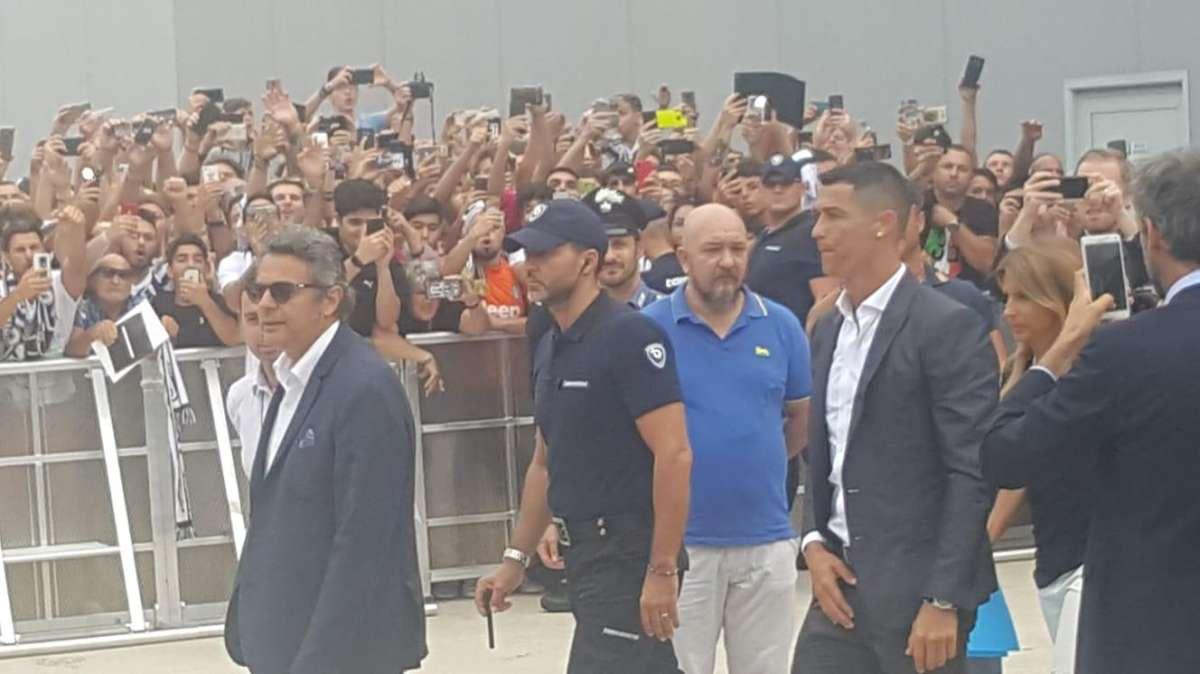 LIVE TJ - RONALDO DAY - Visite terminate, CR7 alla Continassa: "Pronto per giocare". I tifosi lo acclamano: "Portaci la Champions" (FOTO-VIDEO) 