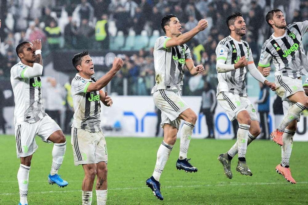 FOTO - E' iniziata la caccia al quarto kit della Juventus: tifosi in coda allo store di Milano e Torino