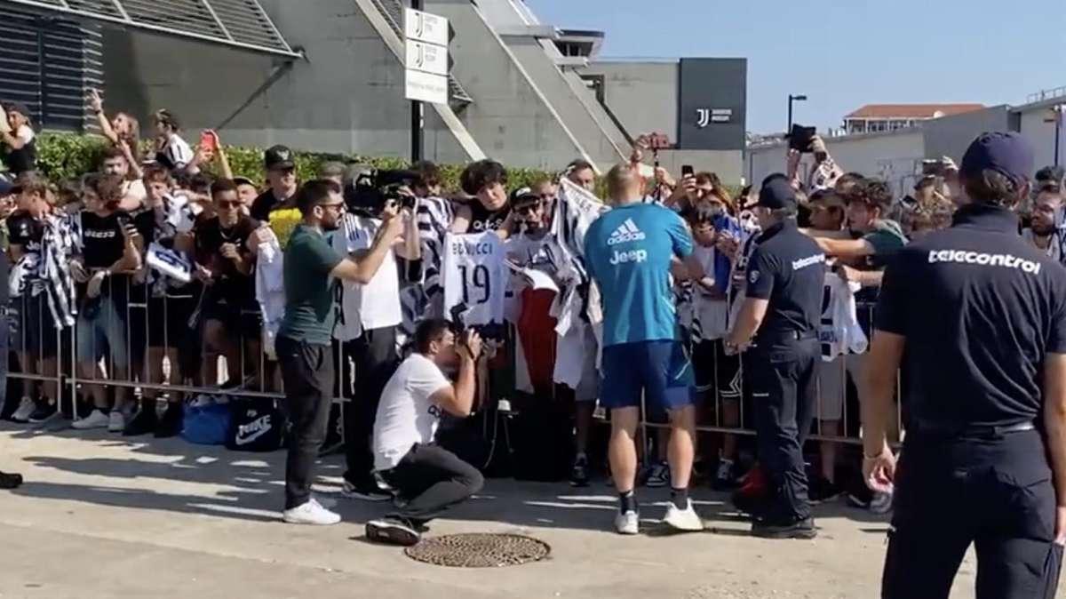 LIVE TJ - Ramsey, Rabiot e Ranocchia arrivati al JMedical. Visite terminate per Locatelli, Szczesny, De Ligt, Bonucci, Pogba e Alex Sandro. I tifosi hanno chiesto al difensore olandese di restare alla Juventus (VIDEO) 