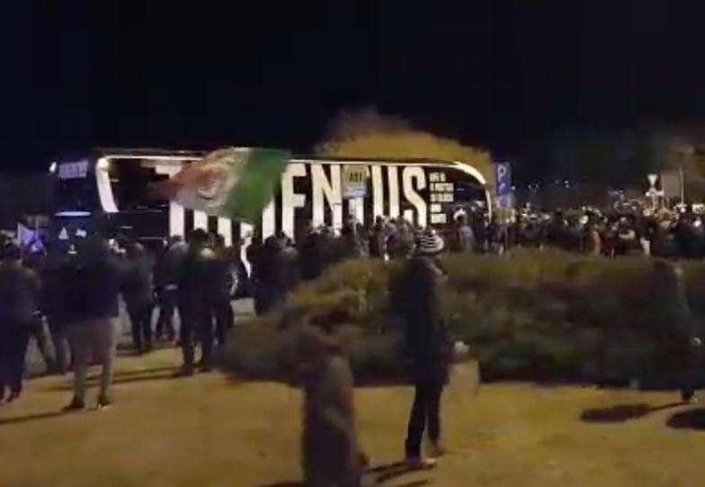 LIVE VIDEO  TJ - L'arrivo del pullman della Juventus