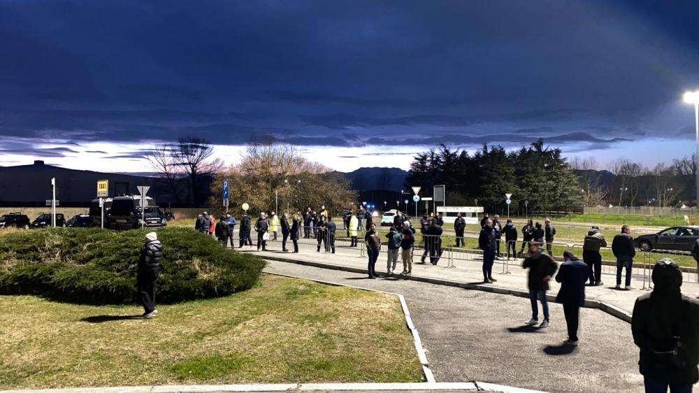 LIVE TJ - Pochi tifosi ad attendere i pullman (FOTO)
