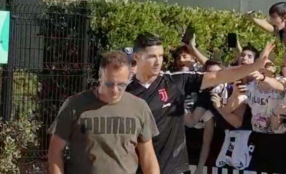 LIVE TJ - Piccola distorsione alla caviglia per Can. Primo allenamento per Ronaldo e Matuidi. Tifosi scatenati, che accoglienza! (FOTO-VIDEO)