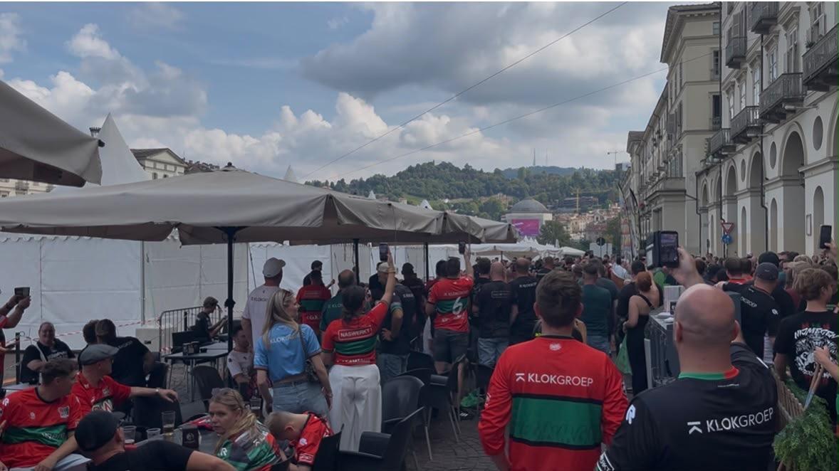 Tifosi del Nec invadono il centro di Torino: cori a sostegno della squadra di Schreuder
