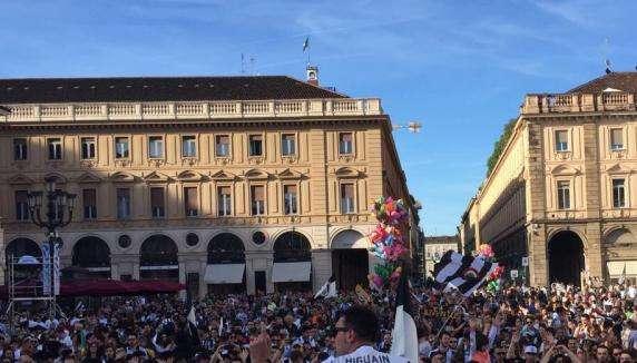 Sky - Circa 4000 tifosi nel centro di Torino. Corteo da Piazza San Carlo a Piazza Vittorio