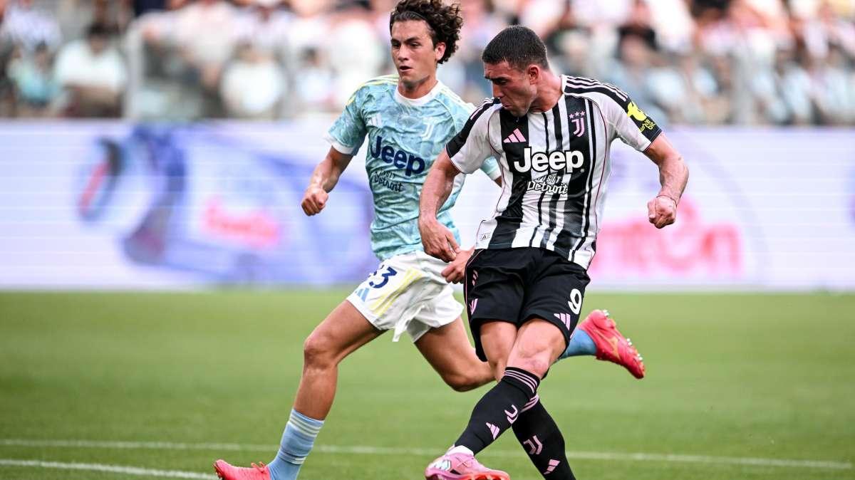 La Stampa - Vlahovic, la Juve potrebbe proporre il rinnovo a fine mercato