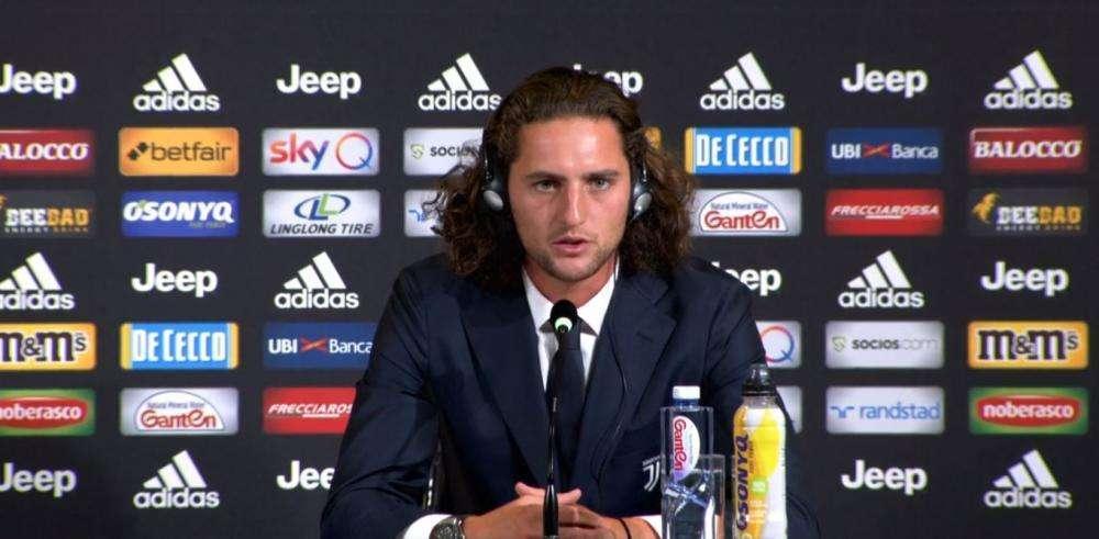 Dopo la conferenza, Rabiot al J-Store dell'Allianz Stadium: ad attenderlo tanti bambini (VIDEO)