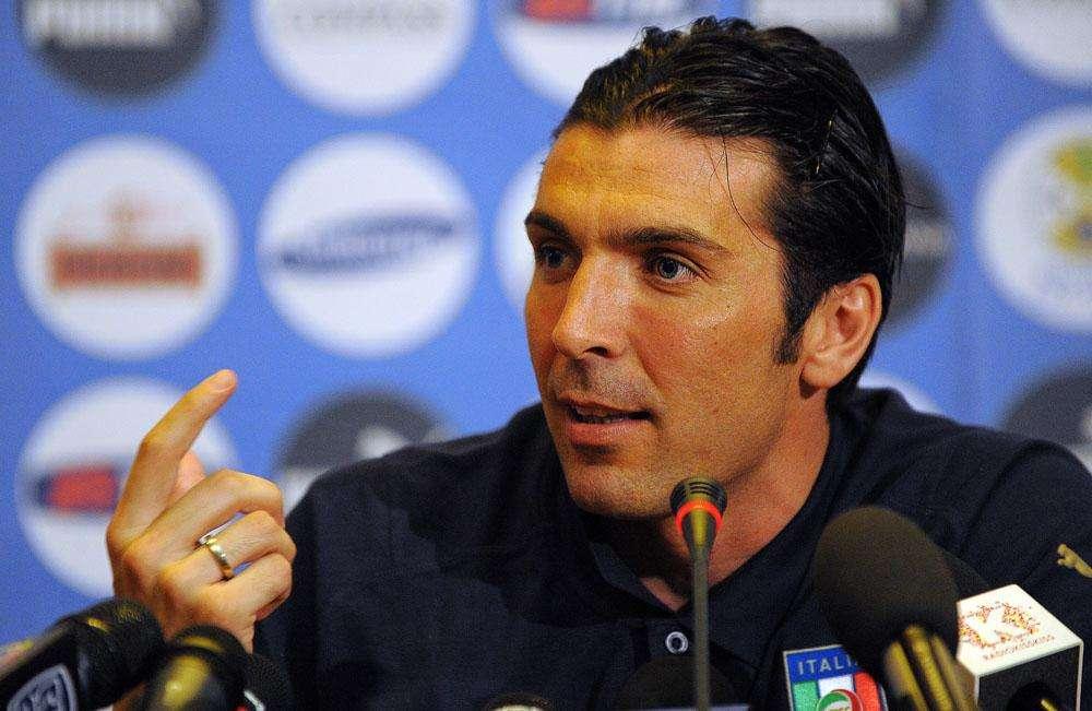 BUFFON: "All'estero sono una leggenda, in Italia sono da buttare"