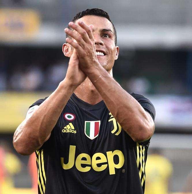 Ronaldo a Como dopo il debutto in A: arrivo in elicottero 