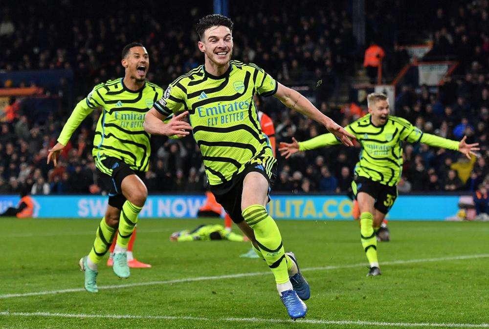 L'Arsenal vince al 97', Luton ko 4-3 e i Gunners volano