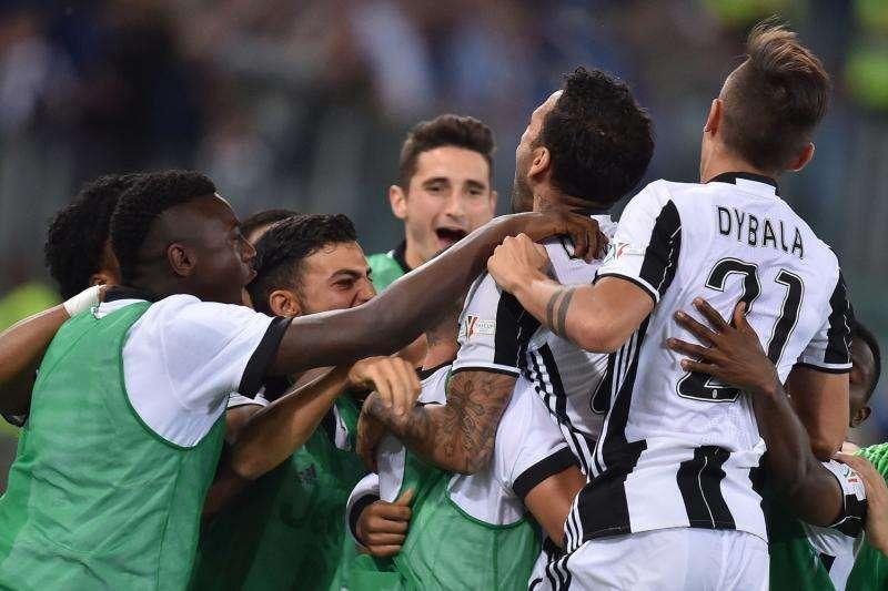 La Stampa - Dani Alves lascia la Juve, si cerca un terzino destro 