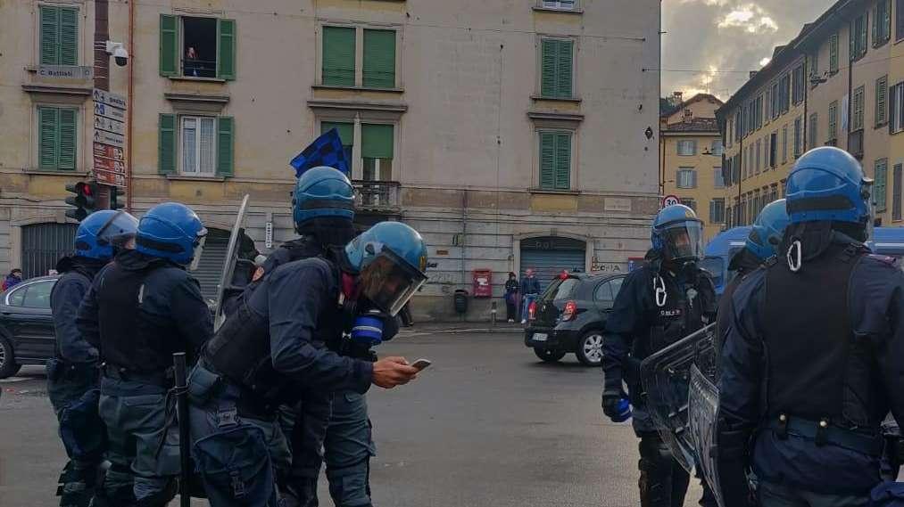 Repubblica To - Saccheggi in centro dopo la guerriglia in piazza Castello. Tra i manifestanti anche ultras di Juve e Toro