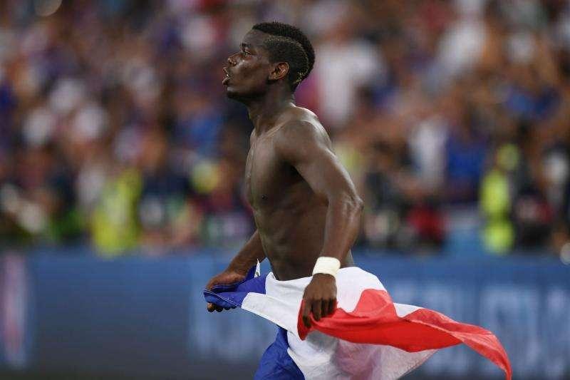 Pogba, spunta un video amatoriale con 2 tifosi. Il francese: "Resto alla Juventus"