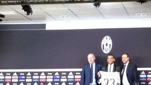 LIVE TJ - DANI ALVES: "Un onore entrare a far parte di questa squadra. Ho scelto la Juve perchè mi piace sognare e voglio vincere la Champions. Prenderò il numero 23. Sarebbe un onore giocare qui con Mascherano"
