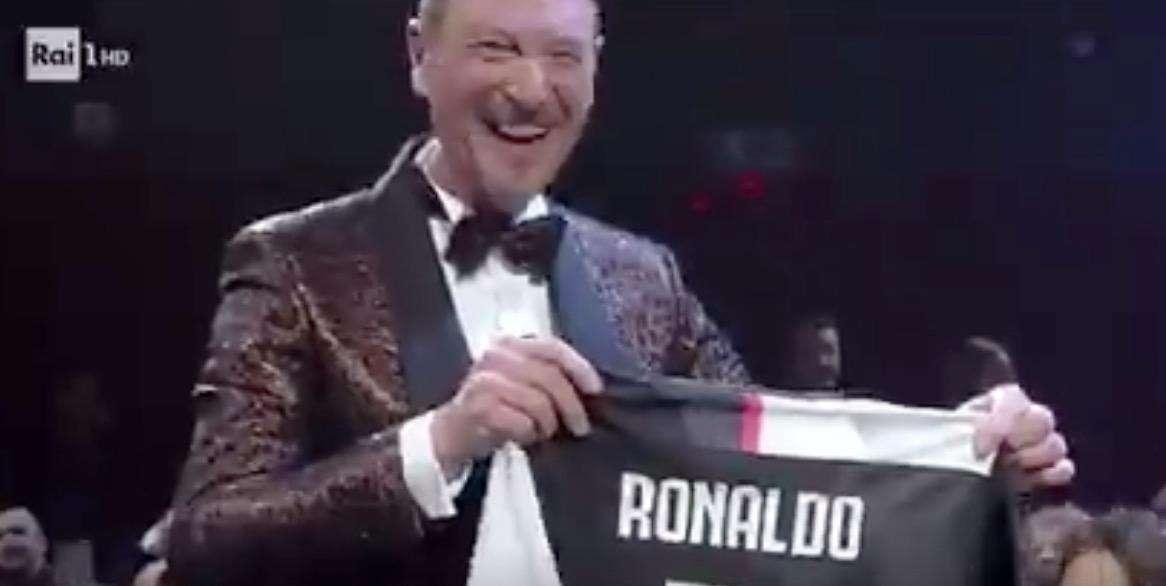 CR7 a Sanremo - Il portoghese regala la sua maglietta ad Amadeus  (VIDEO)