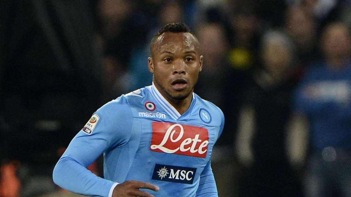 Zuniga imbarazzato alla festa del Napoli. I compagni cercano di farlo saltare al coro anti-Juve...