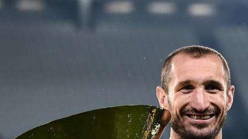 Sarri convoca 27 giocatori per la tournée asiatica. Ci sono de Ligt e Higuain, pochi assenti