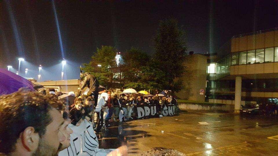 LIVE TJ - Trecento tifosi hanno abbracciato la Juventus a Caselle! (FOTO-VIDEO)