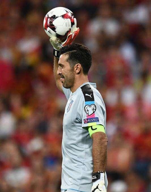 BUFFON: "Le critiche? Ho la serenità che ci vuole, il tiro al piccione non mi ferisce"