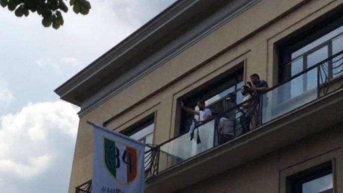 LIVE TJ - HIGUAIN a Vinovo: primo allenamento dopo il bagno di folla. In sede ha mostrato la maglia numero 9 ai tifosi: "Speriamo in grande annata". Domani presentazione (FOTO-VIDEO)