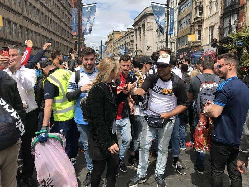 LIVE TJ - Bellissima giornalista di ESPN fa impazzire i tifosi all'esterno del Millennium Stadium