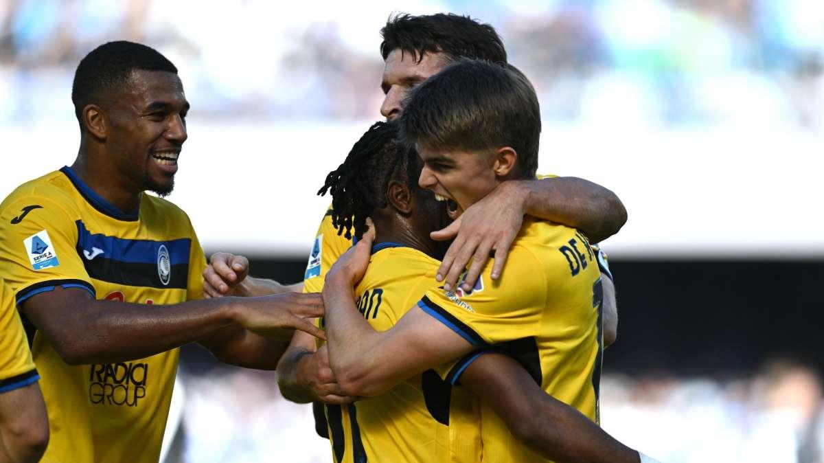 Napoli-Atalanta 0-3. I bergamaschi con la doppietta di Lookman e il gol di Retegui stendono Conte. Juve a -4 dalla vetta 