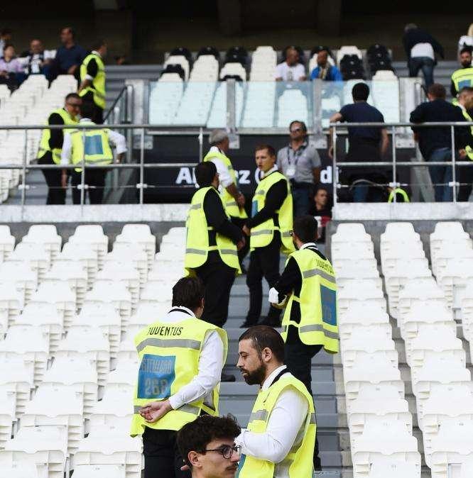 "Fuori gli ultras dalle galere", il coro che parte dalla Sud