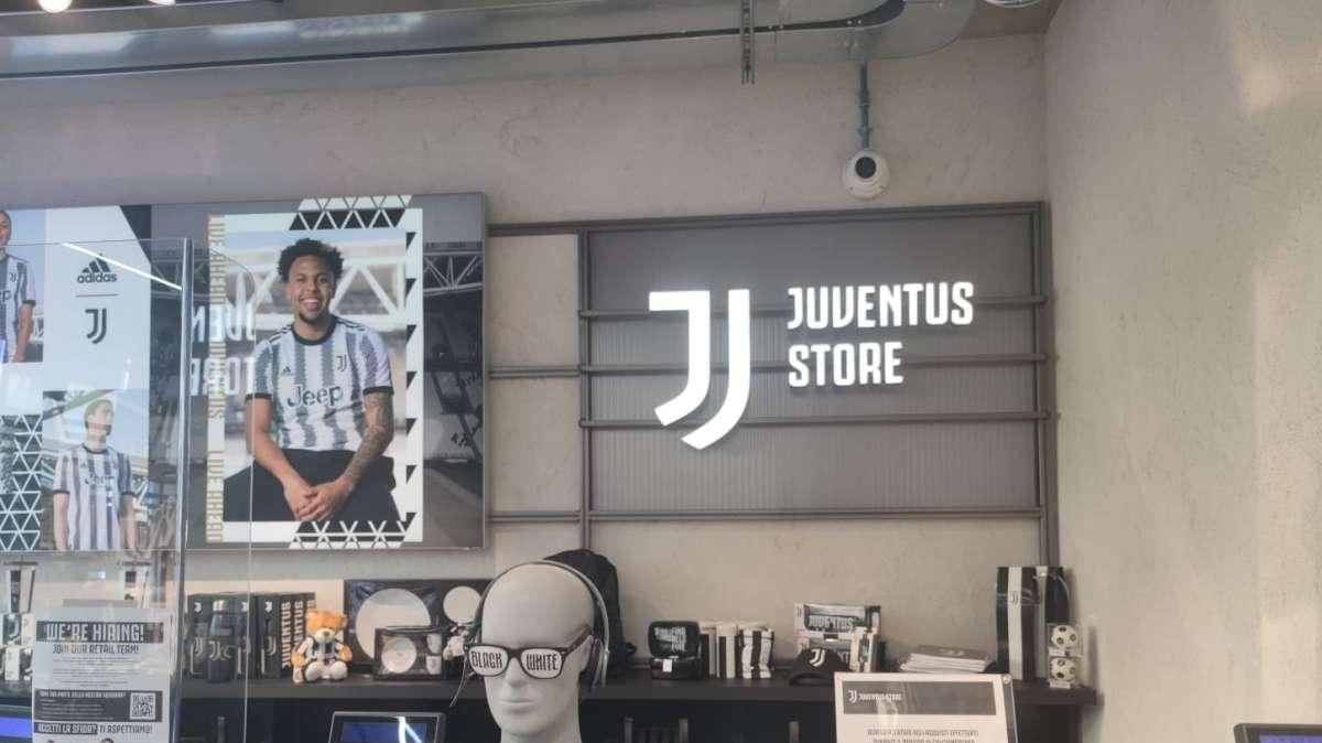 Juve Store Milano - Vlahovic il nome più venduto, buona risposta dal pubblico per il terzo kit
