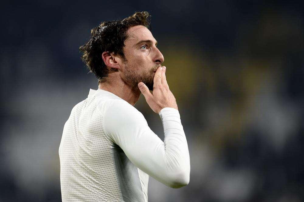 Sportmediaset - Buffon fa alzare la Coppa Italia a Marchisio: addio vicino