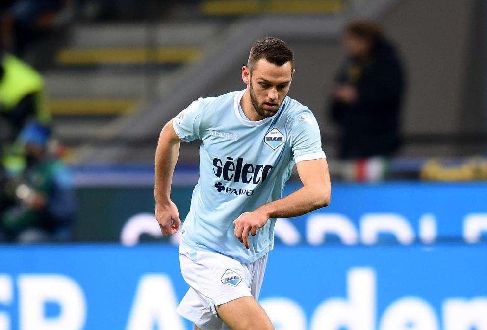 Repubblica- 5 club su De Vrij, ma il rinnovo con la Lazio non è da escludere