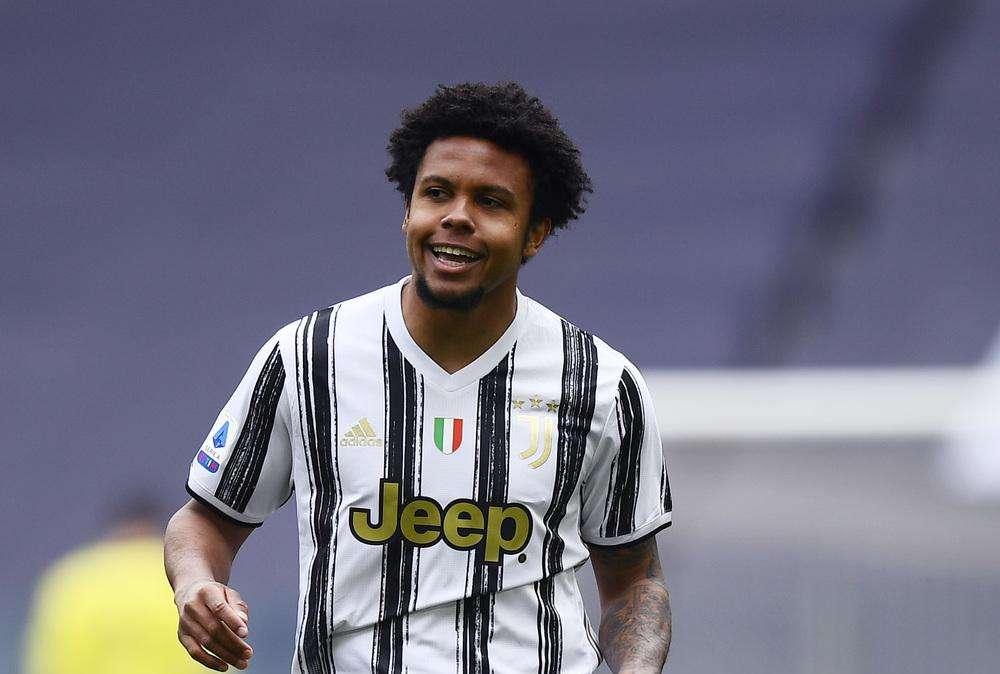 Fasciatura al ginocchio sinistro per McKennie