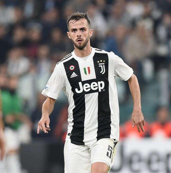 LIVE CONTINASSA - 21 convocati. Pjanic recuperato. Domani spazio al 4-4-2 che può diventare un 4-3-3. In difesa ballottaggio Benatia- Rugani. Douglas Costa titolare. In attacco spazio a Ronaldo e Mandzukic 