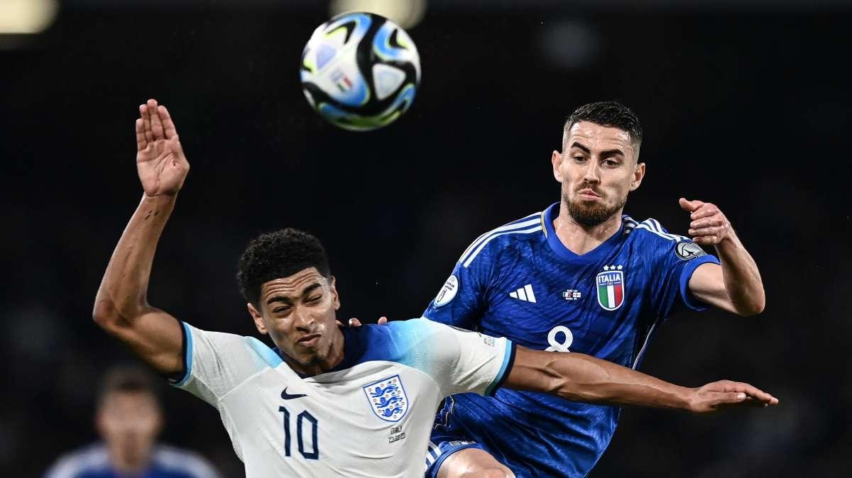 Juve, a centrocampo si valuta anche Jorginho: dubbi sull'età