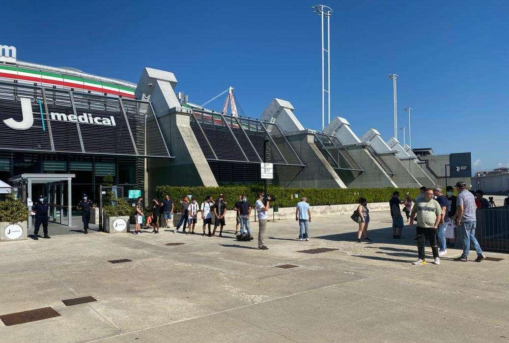 LIVE TJ - ARTHUR e PJANIC hanno firmato i loro nuovi contratti con Juventus e Barcellona. Annunci nelle prossime ore. Domani seconda parte delle visite mediche per Correia  (FOTO)