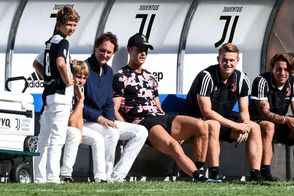 RONALDO si allena alla Continassa con Cristiano Jr: "Lavoro duramente per recuperare"