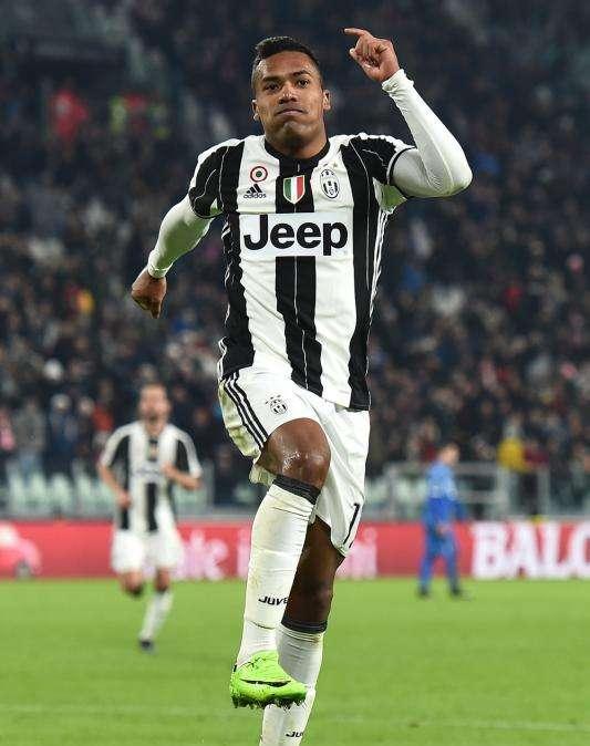Il Daily Express assicura: "La Juventus ha rifiutato 60 mln per Alex Sandro"