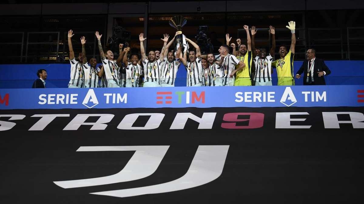 Messaggio Juventus ai tifosi: "Sollevata Coppa Scudetto come negli ultimi anni, ma non è stata la stessa cosa. Ora nuove sfide da vivere. Voi ci mancate, noi ci siamo"