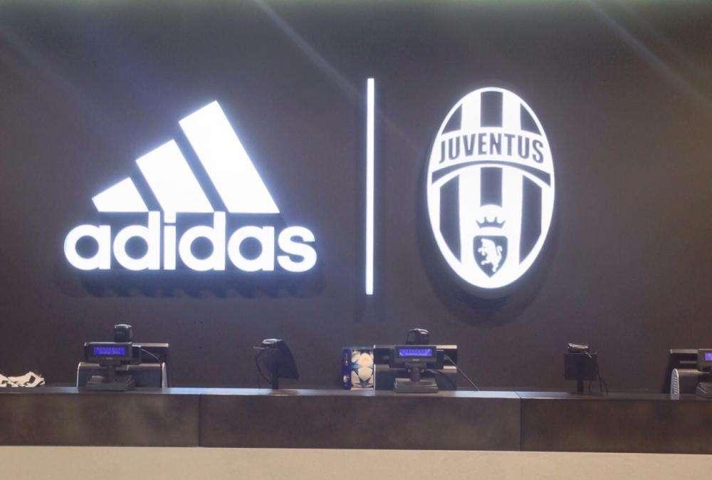 LIVE TJ - Si è concluso l'evento a Milano che ha visto protagonisti i giocatori della Juventus. Tantissimi tifosi hanno acclamato i bianconeri 