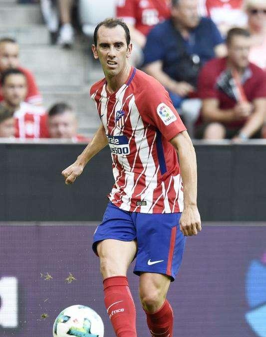 Juve, per il dopo Bonucci c'era l'idea Godin: il blocco del mercato dei "Colchoneros" ha influito sull'operazione